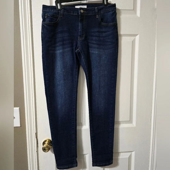 Kancan Mid Rise Gradient Skinny Jeans, Dark Wash, Lots of Stretch, Size 13, EUC! - Picture 2 of 11